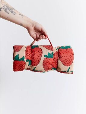 BAGGU Puffy Picnic Blanket Strawberry